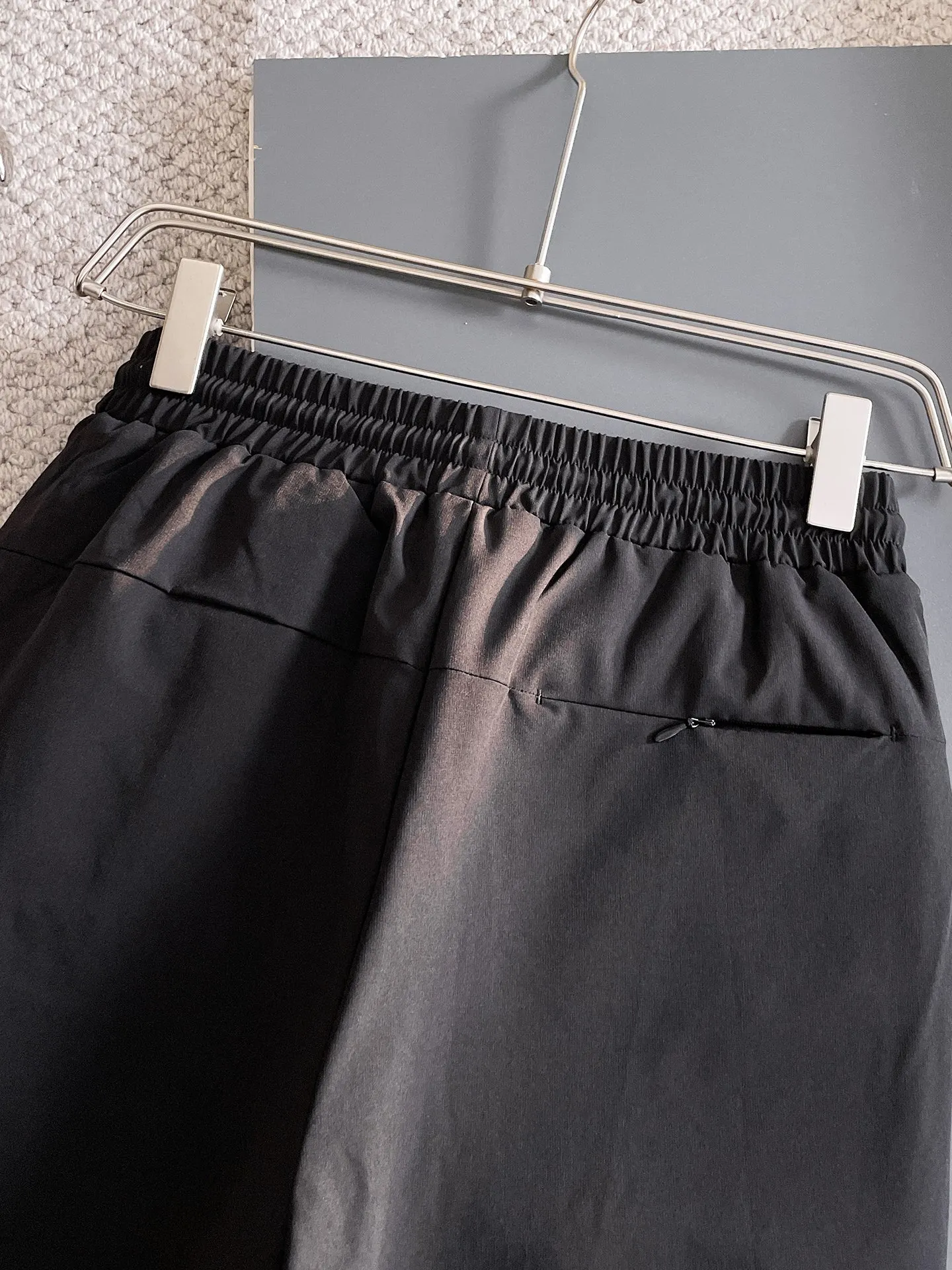 P490 Big Goose 25ss new autumn and winter thickened warm down pants are here🔥A must-have for winter, outdoor windproof, temperature-locking and warm. Made of professional-grade outdoor windproof, waterproof and breathable fabric. Lining is 90% white duck down filling. Lightweight design. Lightweight and warm. Seamless gluing process on the inside. Made of light and bold-proof velvet fabric to effectively prevent velvet running. Original hardware accessories. Classic logo matching. Simple and versatile. The upper body is stylish and not bulky. The style is the same for men and women! Size: M-3XL.